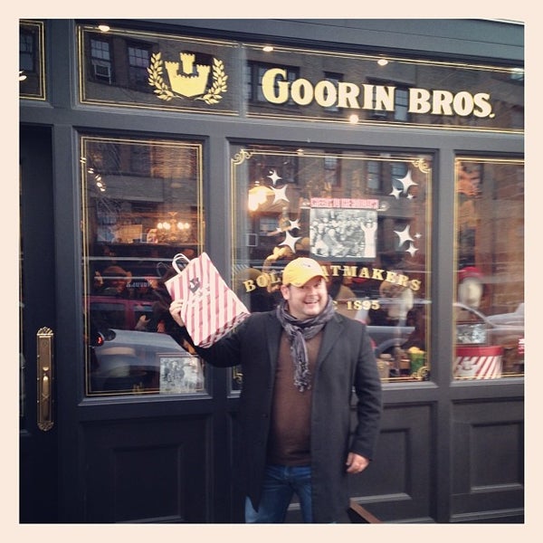 12/10/2013 tarihinde B-Duffziyaretçi tarafından Goorin Bros. Hat Shop - West Village'de çekilen fotoğraf