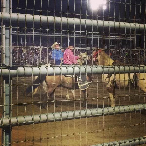 Das Foto wurde bei Cowtown Rodeo von B-Duff am 9/21/2014 aufgenommen