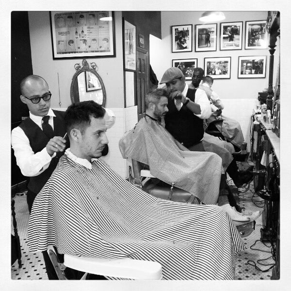 Photo prise au Neighborhood Cut and Shave Barber Shop par Alex N. le11/29/2012