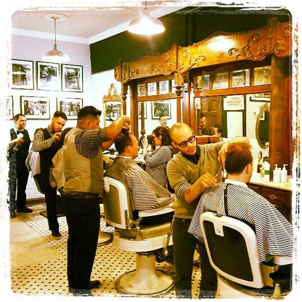 Das Foto wurde bei Neighborhood Cut and Shave Barber Shop von Alex N. am 4/5/2013 aufgenommen