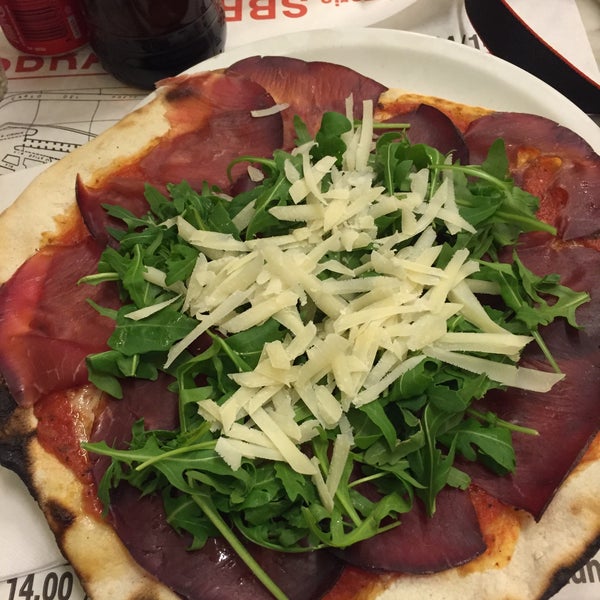 Снимок сделан в Pizzeria Sbragia пользователем Col E. 5/27/2015