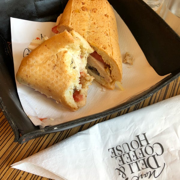 Comer un sándwich en una panera no es nada cómodo, excelente atención. La comida está bien, solo eso