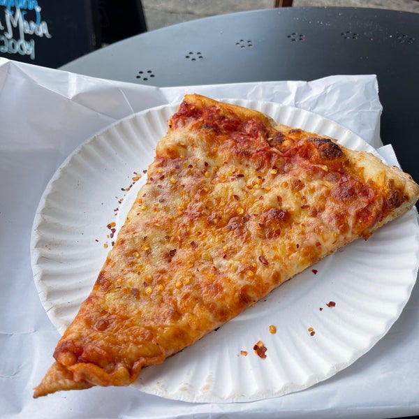Foto diambil di Bleecker Street Pizza oleh Alex N. pada 9/21/2021