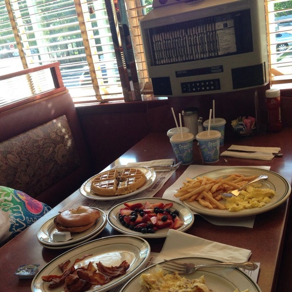 รูปภาพถ่ายที่ Glory Days Diner โดย Matt เมื่อ 6/2/2013