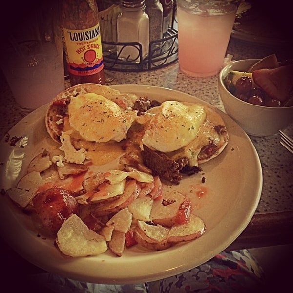 Photo taken at The Omelette Shoppe by Buddha on 6/9/2014