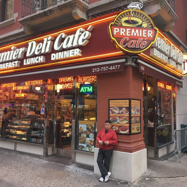 Foto tirada no(a) Carnegie Deli por Alexandr B. em 11/5/2016