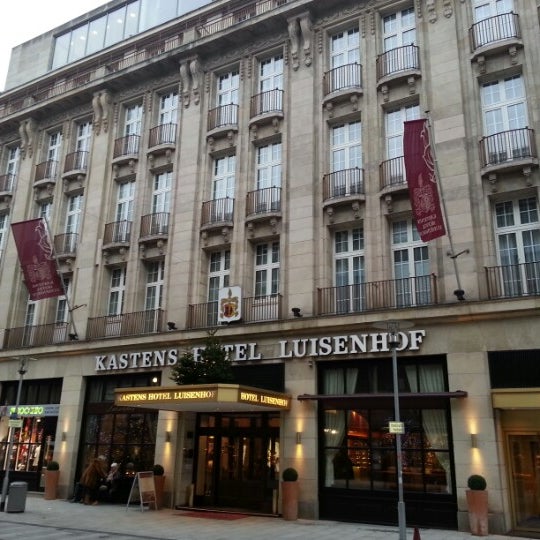 รูปภาพถ่ายที่ Kastens Hotel Luisenhof โดย Aurelio A. เมื่อ 12/24/2012