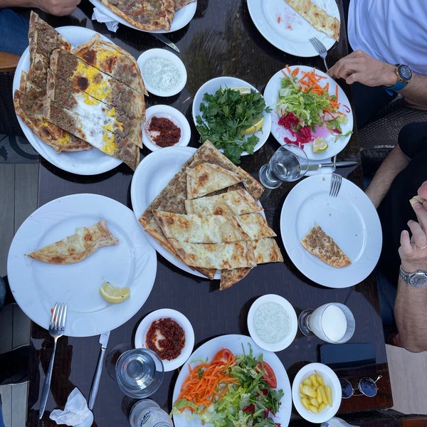 รูปภาพถ่ายที่ Cihan Pide Kebap Restaurant โดย Özgür A. เมื่อ 10/15/2021