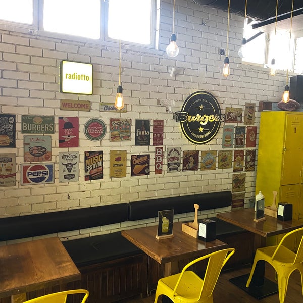 Photo taken at Ottobros Burger &amp; Cafe by Özgür A. on 6/25/2020
