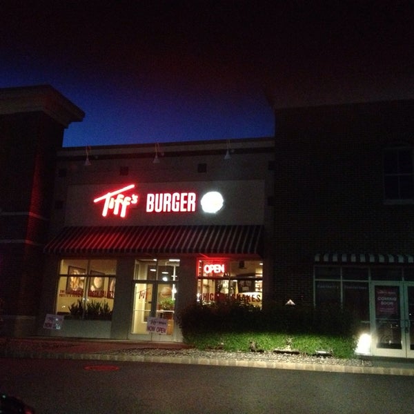 6/21/2013 tarihinde Ben C.ziyaretçi tarafından Tiff&#39;s Burger'de çekilen fotoğraf