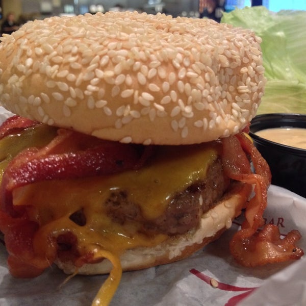Foto tirada no(a) Tiff&#39;s Burger por Ben C. em 8/3/2013