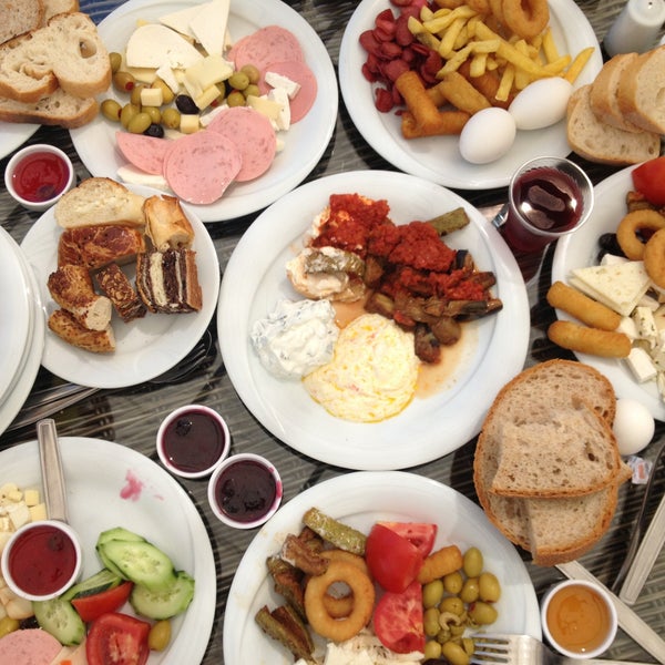 Das Foto wurde bei Tepe Tesisleri Cafe Restaurant Kır Düğün Salonu von Ebru am 5/12/2013 aufgenommen