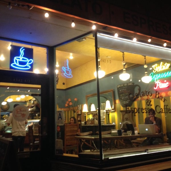 Photo prise au Gelato Bar &amp; Espresso Caffe par Jeff T. le10/9/2014
