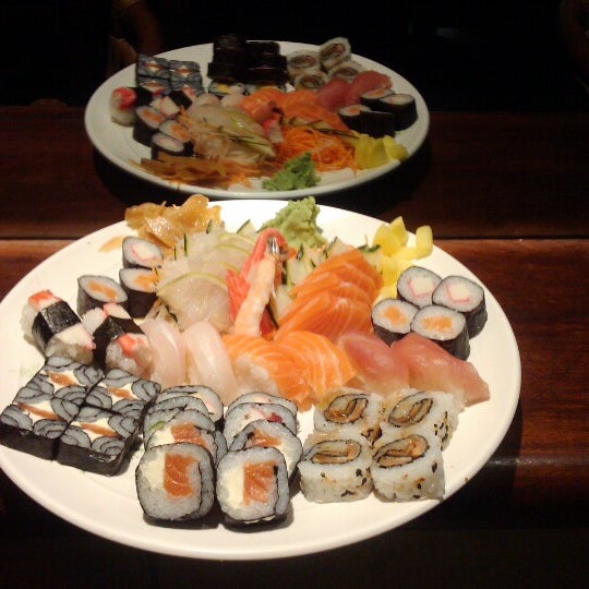 Foto diambil di Sushi San oleh Davi L. pada 9/24/2012