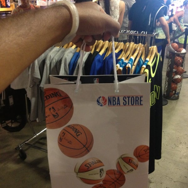 7/6/2013 tarihinde مجيدziyaretçi tarafından NBA Store'de çekilen fotoğraf