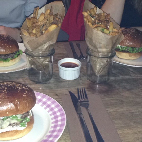 Foto scattata a Dish fine burger bistro da Veronika C. il 11/11/2015