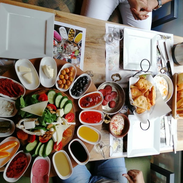 Foto diambil di Boss Man Cafe&amp;Restaurant oleh Özgür Fırat B. pada 8/17/2019