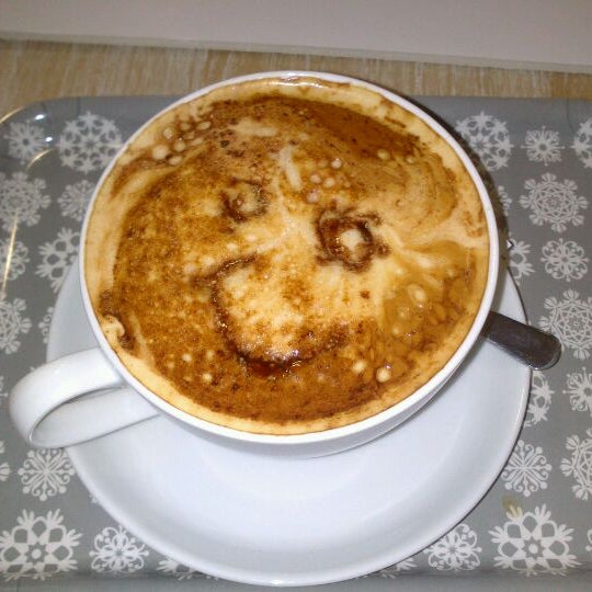รูปภาพถ่ายที่ TOP COFFEE SHOP &amp; JUICE BAR โดย Hugo R. เมื่อ 11/28/2012