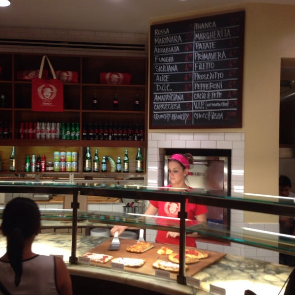 10/2/2013にMitch Z.がFarinella Bakeryで撮った写真