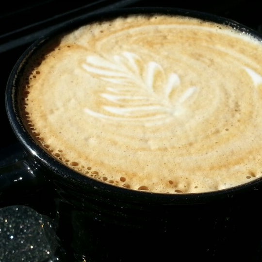 รูปภาพถ่ายที่ Asado Coffee Co โดย Alma R. เมื่อ 10/6/2012