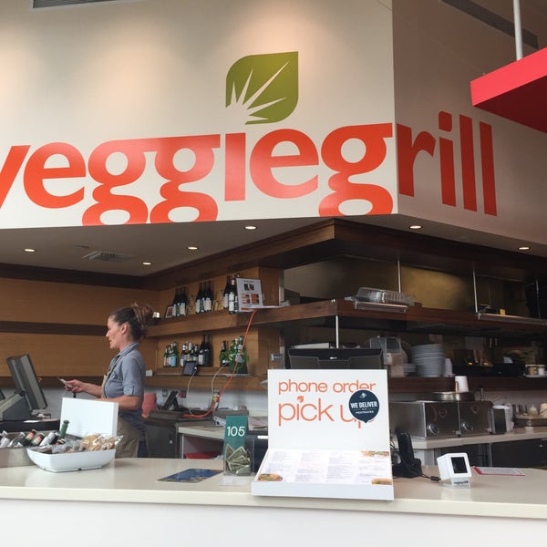 รูปภาพถ่ายที่ Veggie Grill โดย Christina H. เมื่อ 9/8/2017