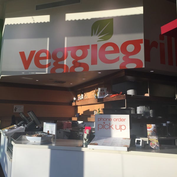 รูปภาพถ่ายที่ Veggie Grill โดย Christina H. เมื่อ 7/26/2017