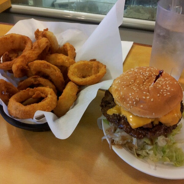 Снимок сделан в Chuck&#39;s Hamburgers пользователем Kenny L. 5/20/2013