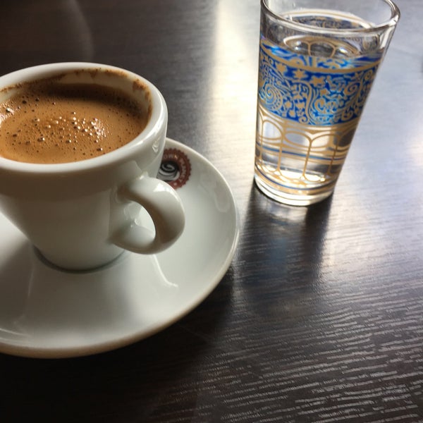 Photo taken at Brown Planet Coffee by Erkan&amp;egem S. on 5/5/2016