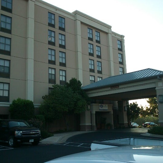 Foto tirada no(a) Hampton Inn by Hilton por Peter G. em 10/3/2012