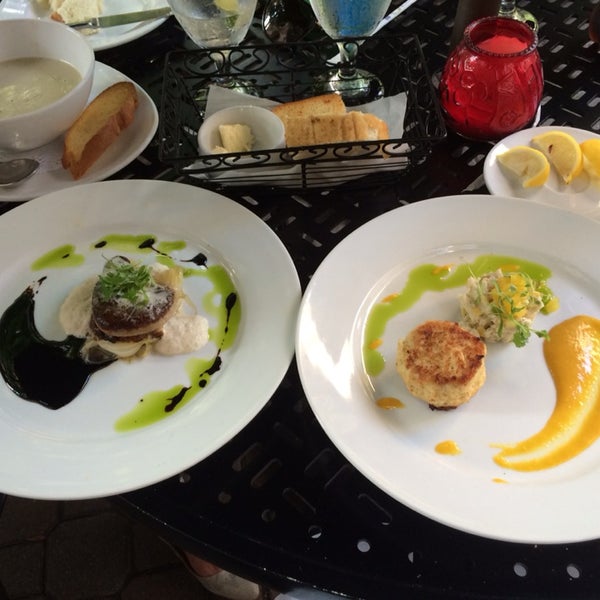 French tapas: foie gras, crab cakes, then 3 flavors of creme brûlée = amazinggg