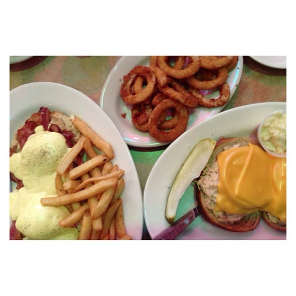 รูปภาพถ่ายที่ Daisy&#39;s Diner โดย April Joy C. เมื่อ 7/13/2013