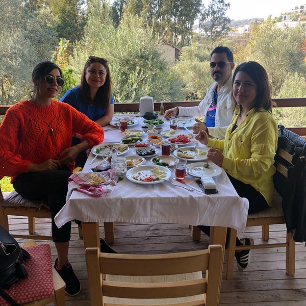 Photo taken at Havva Ana&#39;nın Kahvaltı Bahçesi by Emine A. on 11/3/2018