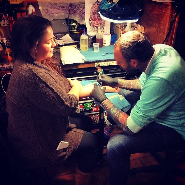 Foto tomada en Three Kings Tattoo Parlor  por Robyn el 2/26/2014
