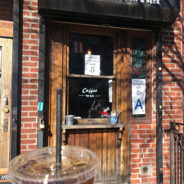 4/6/2020 tarihinde Nick C.ziyaretçi tarafından The West—Coffeehouse &amp; Bar'de çekilen fotoğraf