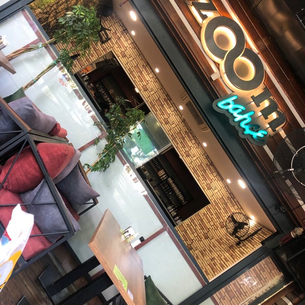 Photo prise au Zoom Cafe Restaurant par Behrouz 6. le8/16/2022