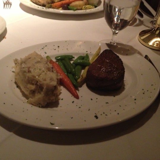 Das Foto wurde bei Donovan&#39;s Steak &amp; Chop House von Kelsey am 10/28/2012 aufgenommen