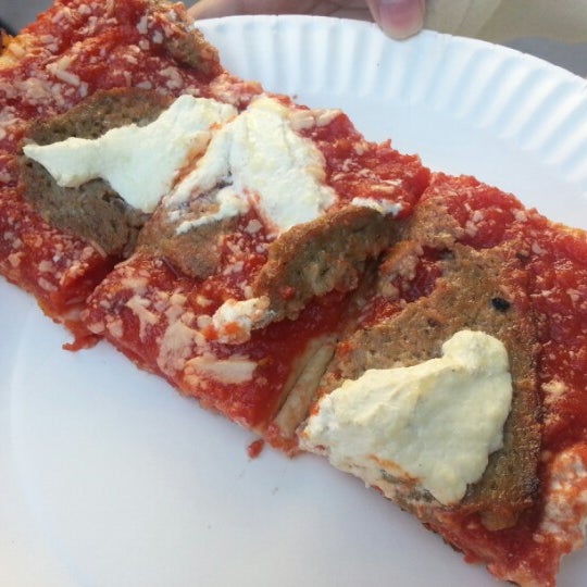 Foto tirada no(a) Valducci&#39;s Pizza and Catering por Raymond W. em 10/13/2012