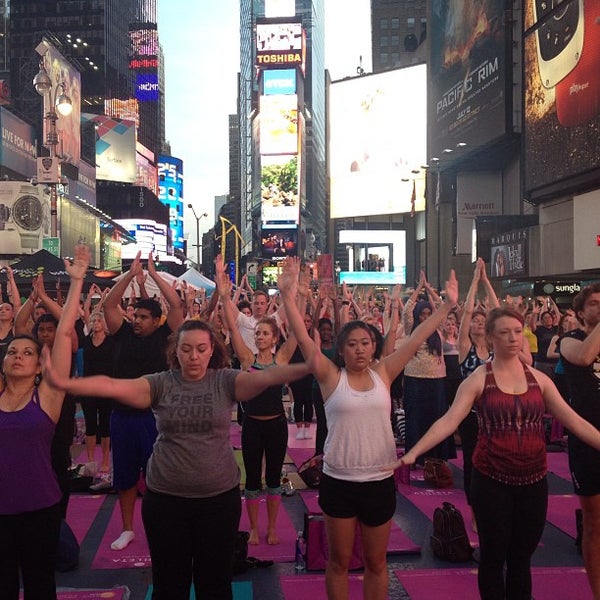 รูปภาพถ่ายที่ Solstice In Times Square โดย Elizabeth S. เมื่อ 6/22/2013