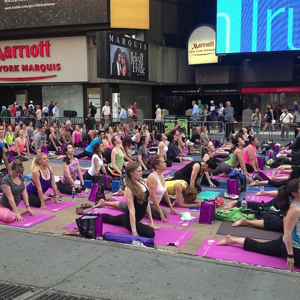 Das Foto wurde bei Solstice In Times Square von Elizabeth S. am 6/21/2013 aufgenommen