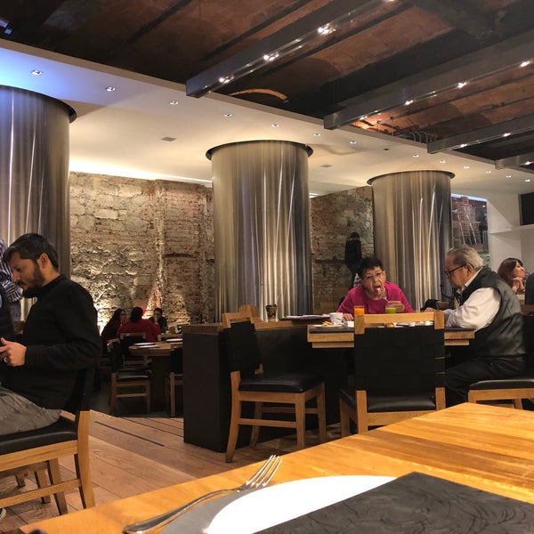 Foto diambil di Restaurante 5M oleh Kindall H. pada 2/10/2018