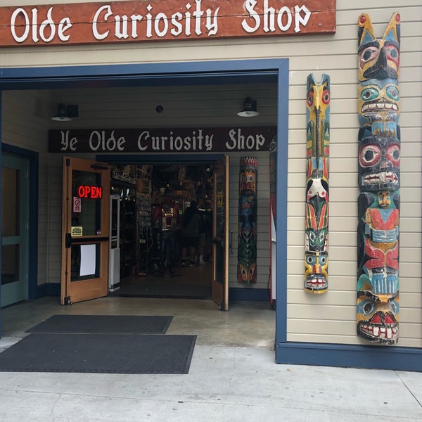 รูปภาพถ่ายที่ Ye Olde Curiosity Shop โดย Kindall H. เมื่อ 9/5/2019