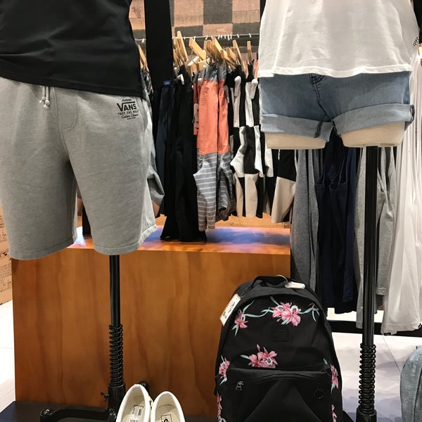 closest vans outlet to me