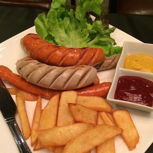 Foto diambil di Triple Ate (888) Bar &amp; Restaurant oleh Chitʅ（´◔౪◔）スパチャイチット。 pada 12/15/2014