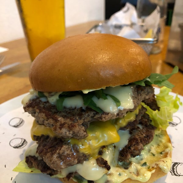 Photo prise au Boom! Burgers par Jana T. le6/1/2019