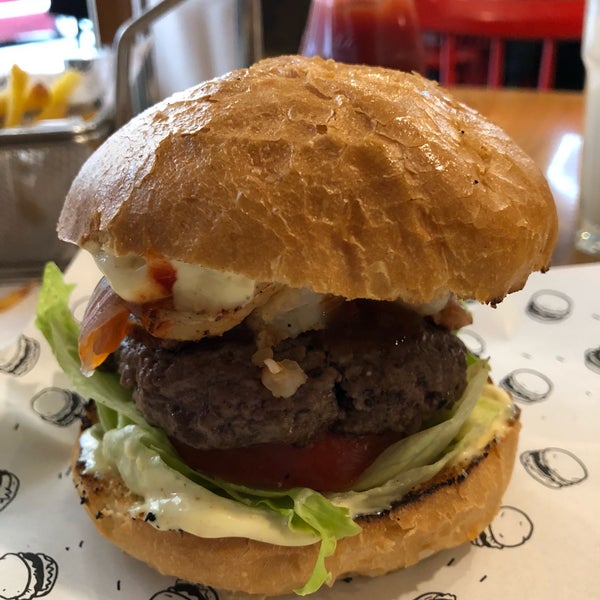 Photo prise au Boom! Burgers par Jana T. le10/21/2018