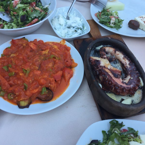 Das Foto wurde bei Çardak Restaurant von Esra am 7/23/2017 aufgenommen