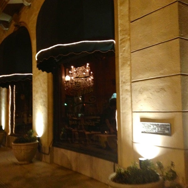 Foto tomada en La Traviata Restaurant Bar and Lounge  por Tony C. el 9/13/2013