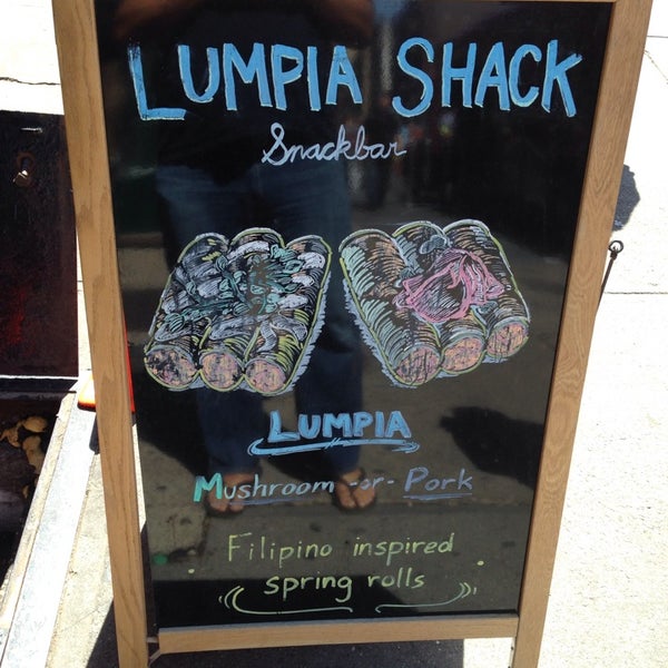 Das Foto wurde bei Lumpia Shack Snackbar von Rob C. am 9/10/2014 aufgenommen