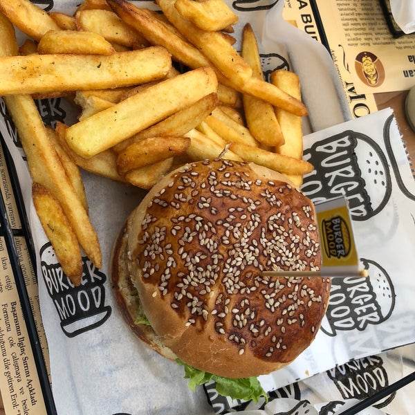 Das Foto wurde bei Burger Mood von Yeliz Çelik am 3/18/2018 aufgenommen