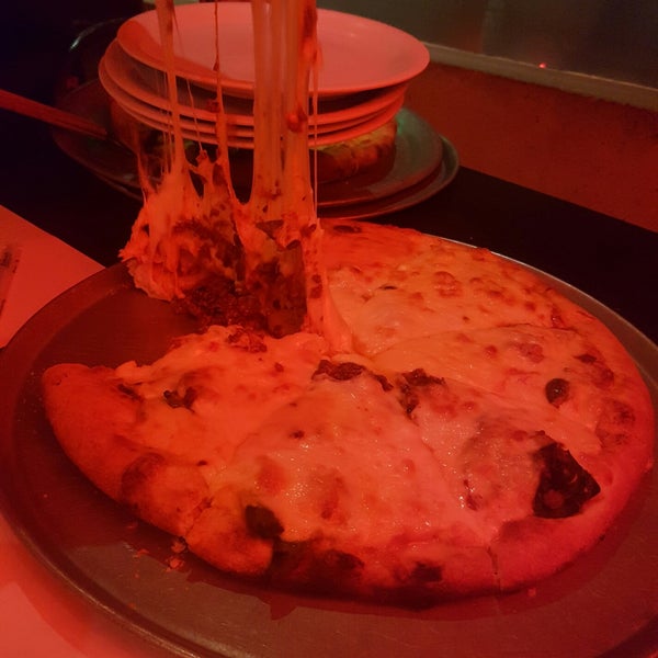 Foto tomada en Mama&#39;s Pizza  por Grecia 💖 G. el 3/14/2018